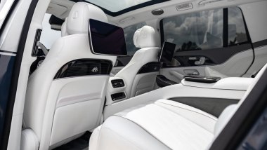 Mercedes-Maybach GLS 600 RS Edition: il divano posteriore ei display per i passeggeri