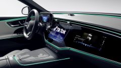 Mercedes presenta MB.OS, il maxischermo di Classe E, Tik Tok a bordo e gli accordi con Google