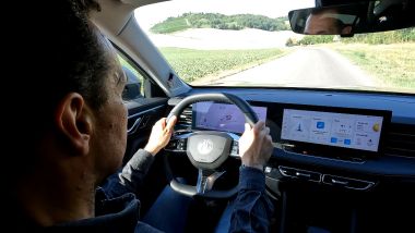 MG HS Hybrid+: il ponte di comando con doppio display da 12,3'' del sistema d'infotainment