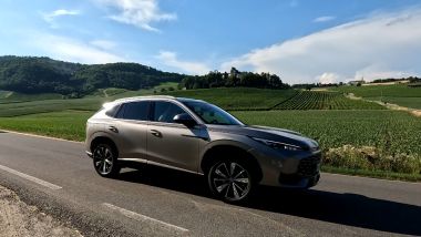MG HS Hybrid+: potenza complessiva di 225 CV per 350 Nm di coppia e un bel piacere di guida