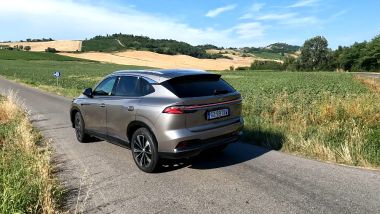 MG HS Hybrid+: sterzo leggero e sospensioni soft per un buon comfort su strada