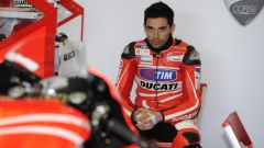 MotoGP 2018, Ducati: brutto incidente per Michele Pirro, è cosciente e parla