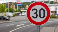 Milano, dal 2024 il limite di velocità verrà portato a 30 km/h: come cambierà la città