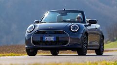 Nuova Mini Cooper Cabrio 2025 (benzina): prezzi, prova, opinioni