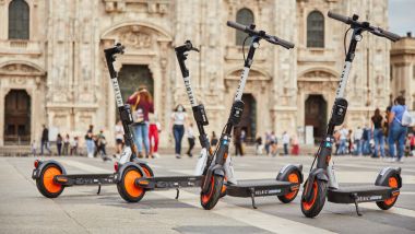 Monopattini in Piazza del Duomo a Milano