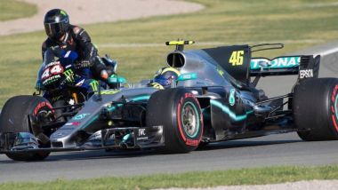 Monster Energy, Valencia, 9 dicembre 2019 - Valentino Rossi (Yamaha) e Lewis Hamilton (Mercedes)