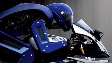 Motobot Yamaha sfida Rossi