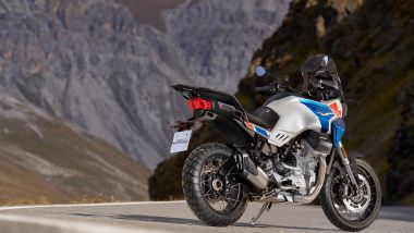 Moto Guzzi Stelvio Duecento Tributo: colorazione ispirata alla montagna e tanta tecnologia