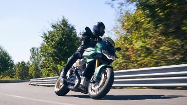 Moto Guzzi V100 Mandello 2022: bicilindrico raffreddato a liquido e cardano, ma anche sospensioni semiattive e aerodinamica adat