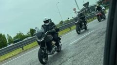 Scheda tecnica e foto spia di nuova Moto Guzzi V100 Stelvio 2023