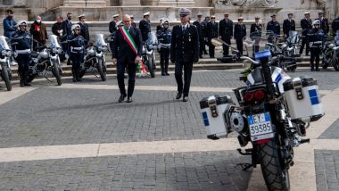 Moto Guzzi V85 TT per la Polizia Locale di Roma: la cerimonia con il sindaco Roberto Gualtieri
