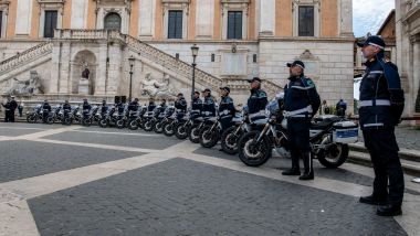 Moto Guzzi V85 TT per la Polizia Locale di Roma: un momento della cerimonia di consegna
