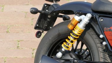 Moto Guzzi V9 bobber Sport: uno dei due ammortizzatori Ohlins posteriori