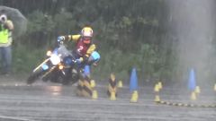 Pioggia in moto? No problem se siete come lui. Il video