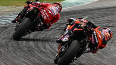 MotoGP 2025, Test Sepang: Francesco Bagnaia (Ducati) ed Enea Bastianini (KTM). Credits: MotoGP.com