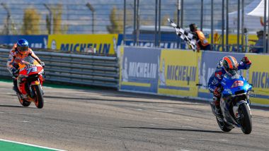 MotoGP Aragona 2020, Alex Rins (Suzuki) precede sul traguardo Alex Marquez (Honda)