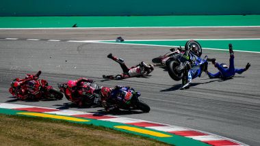 MotoGP Catalunya 2022, Barcellona: l'incidente tra Taka Nakagami (Honda), Alex Rins (Suzuki) e Francesco Bagnaia (Ducati)