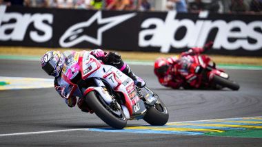 MotoGP Francia 2022, Le Mans: Enea Bastianini (Ducati), sullo sfondo la caduta di Bagnaia