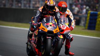 MotoGP Francia 2023, Jack Miller (Red Bull KTM Racing) stacca davanti a Marc Marquez (Honda) a Le Mans