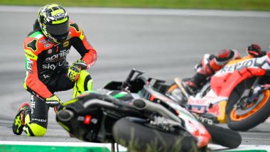 MotoGP Malesia 2019, Sepang: Andrea Iannone (Aprilia) a terra mentre passa Jorge Lorenzo (Honda)