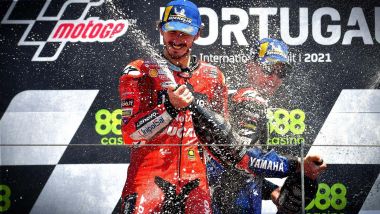 MotoGP Portogallo 2021, Portimao: Francesco Bagnaia (Ducati) e Fabio Quartararo (Yamaha) sul podio