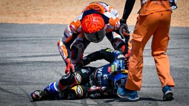MotoGP Portogallo 2023, Portimao: Marc Marquez (Honda) e Miguel Oliveira (Aprilia) dopo l'incidente | Foto: MotoGP.com