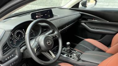 MotorBox auto dell'anno 2024: l'abitacolo della Mazda CX-30 e-Skyactiv X