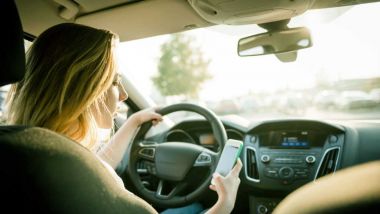 Multe più severe per chi guida con il cellulare?