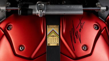 MV Agusta Superveloce 1000 Ago, sul serbatoio la firma di Agostini e una targhetta celebrativa in oro 