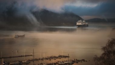 Nave in crociera tra i fiordi - foto di Vidar Nordli Mathisen via Unsplash