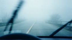 Come guidare con la nebbia. Distanza di sicurezza e spazi di arresto