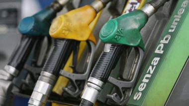 Nel 2026 benzina un poco meno cara