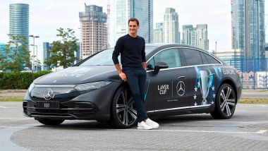 Neon Legacy, Roger Federer testimonial di Mercedes con la berlina elettrica EQS