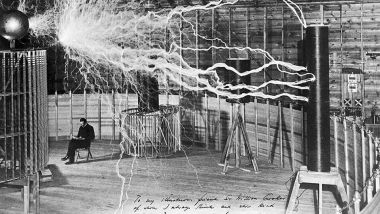 Nikola Tesla nel suo laboratorio