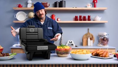 Nissan al Super Bowl 2026 con uno spot da leccarsi i baffi