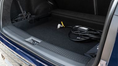 Nissan Ariya: il bagagliaio con il cavo di ricarica Modo 2