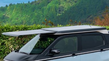 Nissan: dettaglio del pannello fotovoltaico estensibile sul tetto della kei car Sakura