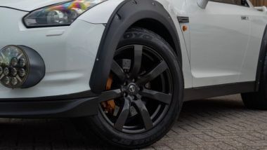 Nissan GT-R off-road: dettaglio su cerchi in lega leggera, parafanghi in plastica grezza e luci supplementari
