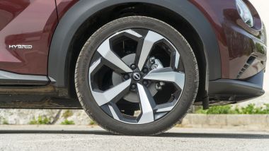 Nissan Juke Hybrid, dettaglio del cerchio da 19