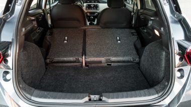 Nissan Micra 2021: il bagagliaio con sedili reclinati