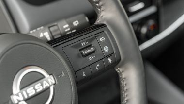 Nissan Qashqai e-Power Tekna+, comandi per guida assistita, telefonate, comandi vocali