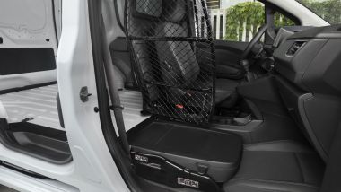 Nissan Townstar van a benzina: lo spazio con lo schienale del passeggero abbattuto