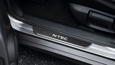 Nissan X-Trail N-TEC: il battitacco illuminato