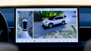 Nuova Aion V: il display da 14,6'' dell'infotainment mostra le immagini delle telecamere a 360°