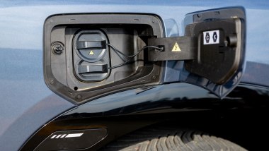Nuova Aion V: la presa di ricarica a 11 kW in CA e fino a 180 kW in CC