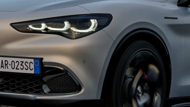 Nuova Alfa Romeo Stelvio: la piacevole firma luminosa dei fari anteriori full LED attuali