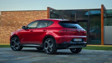 Nuova Alfa Romeo Tonale: il restyling del C-SUV del Biscione, qui nel nuovo colore Rosso Brera