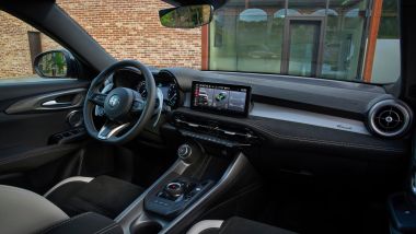 Nuova Alfa Romeo Tonale: l'abitacolo si aggiorna con rivestimenti più preziosi e finiture più curate