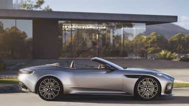 Nuova Aston Martin DB12 Volante: linee senza tempo per la sportiva a cielo aperto