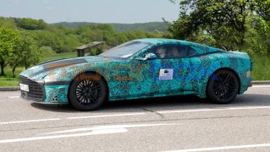 Nuova Aston Martin DBS: il muletto ampiamente mimetizzato